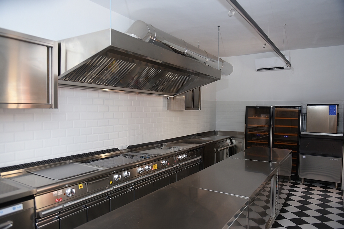 villa-bismarck-capri-gli-interni-la-cucina-professionale